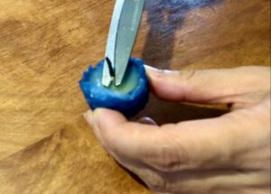 溶け残りのロウソクの芯を取り除く