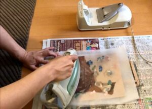 クッキングシートをかぶせてアイロンでロウを溶かす